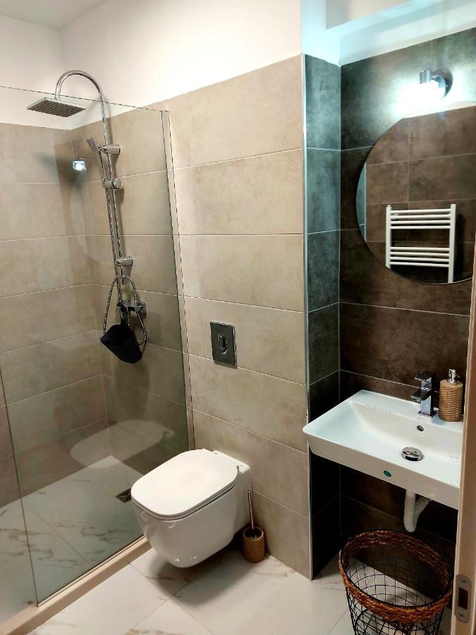 Black&White Suites Craiova Exterior photo